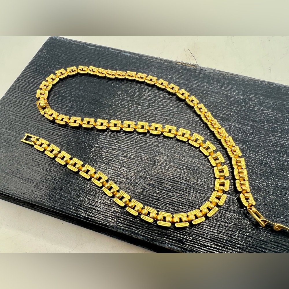 Vintage gold tone mesh link 16” chain necklace - Picture 5 of 6